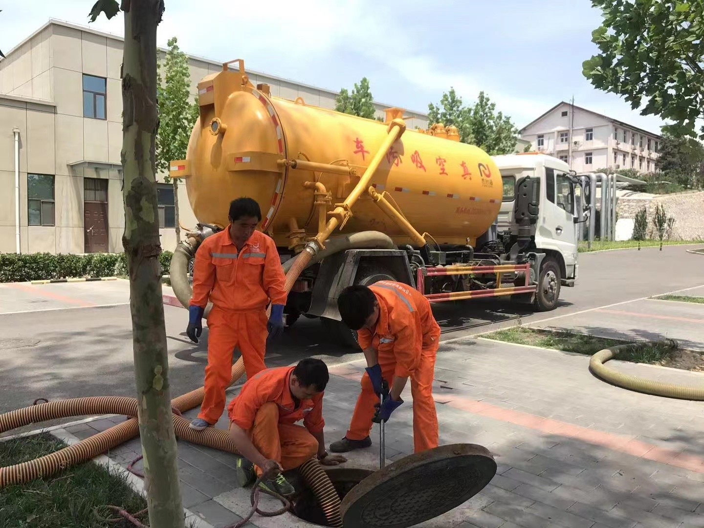 青山管道疏通车停在窨井附近