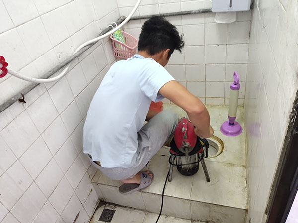 青山管道堵塞冒臭气 专业师傅现场解决问题