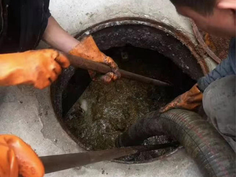 青山清理化粪池时如何避免沼气的危害?